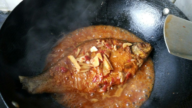 豆瓣酱烧鳊鱼,收汁，鱼已烧好，可以起锅装盘啦！
