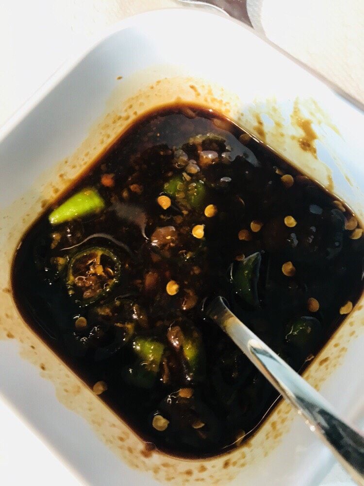 韩式参鸡汤 ,放入一大勺之前说的韩国酱，切碎一个青阳辣椒放入，加一小勺醋