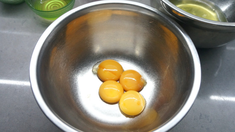 韩式豆沙裱花戚风蛋糕,蛋白、蛋黄分离，蛋白入无油无水的打蛋盆中；