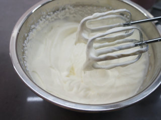 韩式豆沙裱花戚风蛋糕,冷藏8小时以上的淡奶油取适量，加入1/10重量的白糖低速打发，细腻有纹路状就可以；