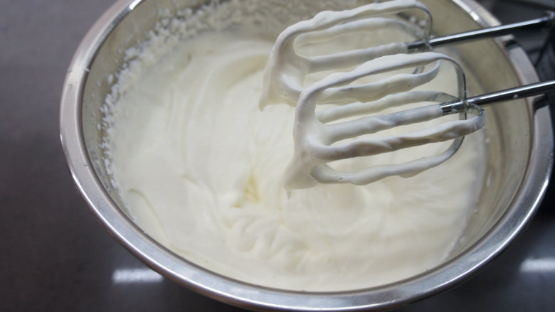 韩式豆沙裱花戚风蛋糕,冷藏8小时以上的淡奶油取适量，加入1/10重量的白糖低速打发，细腻有纹路状就可以；