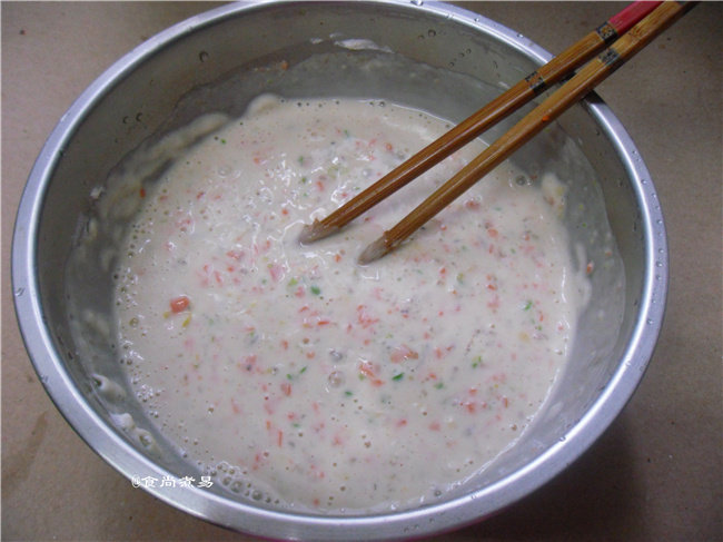 虾仁煎饼,加上适量清水，调入少许盐、孜然粉、鸡粉、搅拌均匀，适合状态是能流动的面糊即可
