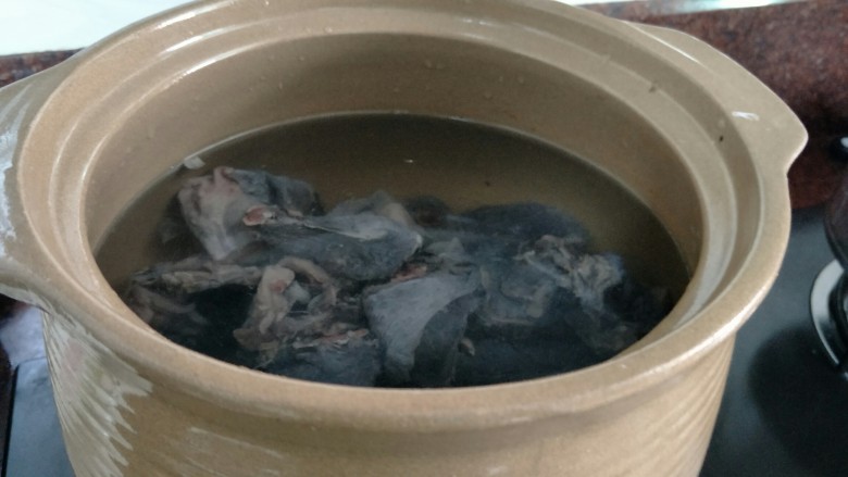 ＃一碗汤＃熟地黑豆乌鸡汤,煲汤锅加入足量的水放入乌鸡