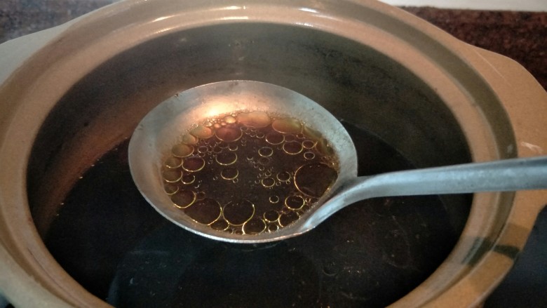 ＃一碗汤＃熟地黑豆乌鸡汤,煮好后去掉浮在表面的油，无需加盐即可食用