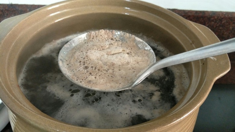 ＃一碗汤＃熟地黑豆乌鸡汤,注意观察汤，快煮开时上面会浮血泡沫，用勺子撇干净