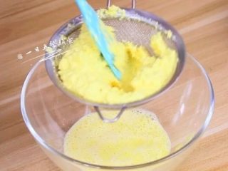 香甜玉米汁,过滤，将玉米皮过滤掉。过筛不去的时候，加点牛奶继续过滤。