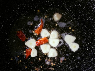风味茄子,锅内留底油，放入蒜片和辣椒炒出香味