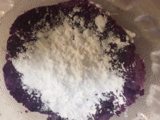 烧仙草,紫薯蒸熟压成泥状，倒入木薯淀粉，少量多次的加入。紫薯蒸熟后发干，可倒入少许清水。