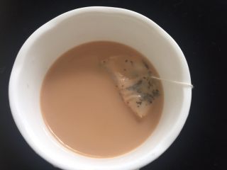 烧仙草,第三种奶茶烧仙草:热牛奶中加入红茶包，大概一分钟后捞出，搅拌均匀后晾凉。
