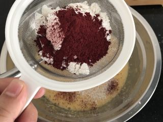 红丝绒戚风（8寸方子）,筛入低粉和红曲米粉