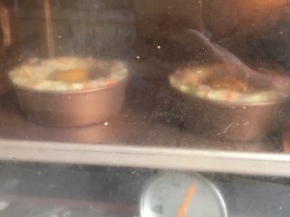 缤纷薯泥蛋,烤箱上下温180度预热五分钟，放入薯泥蛋烤20分钟