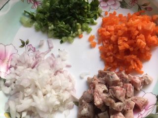 缤纷薯泥蛋,胡萝卜、洋葱、香肠、芹菜切成丁