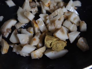 鱼丸咖喱包,锅里一点油把鱼丸碎倒入放咖喱块炒