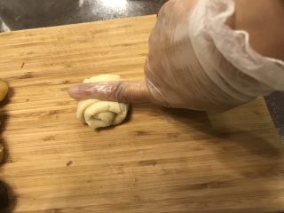 肉松饼&绿豆酥（植物油版）,手指中间按下