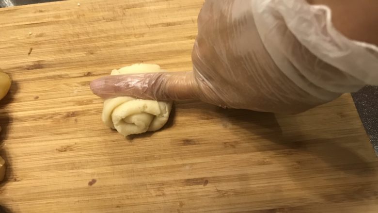 肉松饼&绿豆酥（植物油版）,手指中间按下
