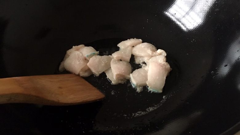 萝卜烧肉 片片浓,锅里放少许油，将肥点的猪肉放入锅中