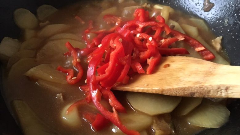 萝卜烧肉 片片浓,大火开始收汁撒上红辣椒，不断翻炒收汁即可。
