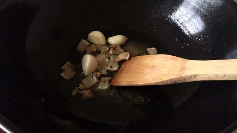 萝卜烧肉 片片浓,将大蒜去皮洗净整个放入锅中爆香
