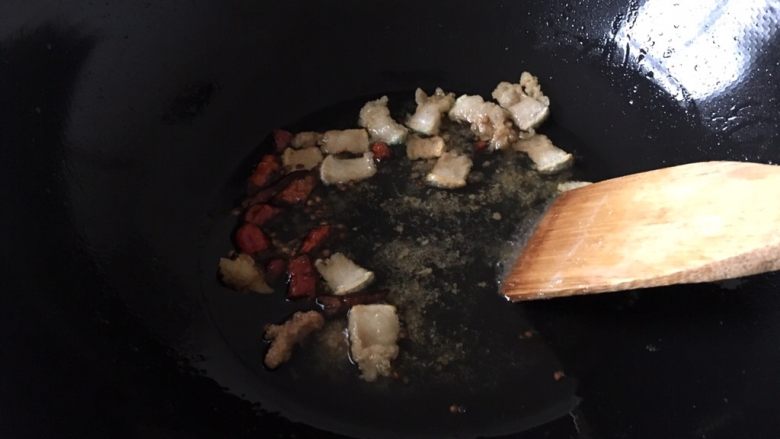 萝卜烧肉 片片浓,将猪肉的油炸出来后放红尖椒爆香，再将红尖椒挑出去