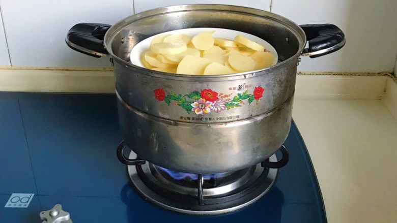 土豆糯米芝麻丸子,蒸锅大火蒸20分钟