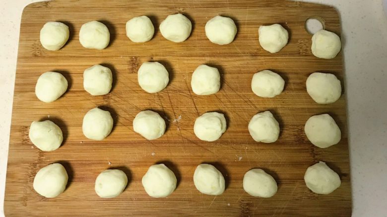 土豆糯米芝麻丸子,分成大小均匀的颗粒