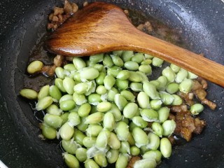 #绿色美食#一帘幽绿,倒入毛豆，炒三五分钟。