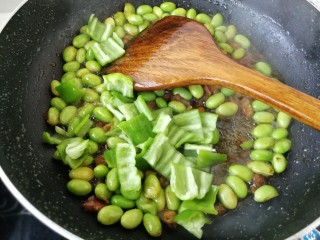 #绿色美食#一帘幽绿,加入青椒翻炒三五分钟。