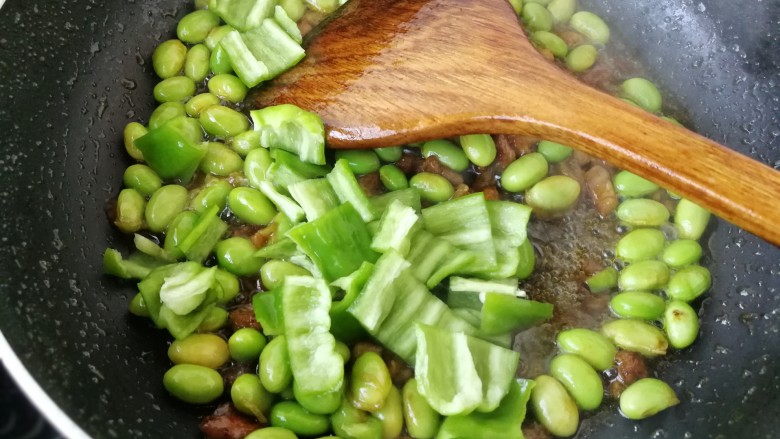 #绿色美食#一帘幽绿,加入青椒翻炒三五分钟。