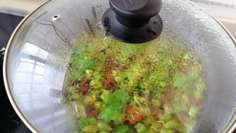 #绿色美食#一帘幽绿,盖上锅盖中火闷三五分钟。