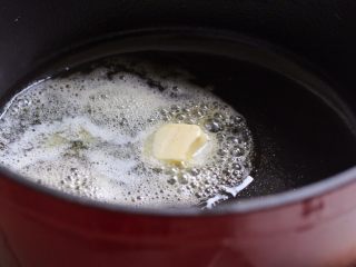 绿色美食+奶香南瓜烩牛腩,铸铁锅加热，放入黄油融化。