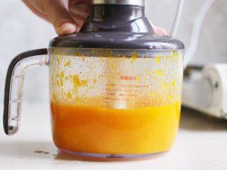 绿色美食+奶香南瓜烩牛腩,南瓜稍冷却，用料理机将打成泥。