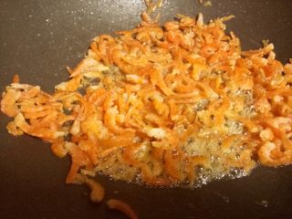 超级料足糯米鸡,爆香切碎的红葱头，虾仁和鱿鱼干放入油锅中爆炒一下.