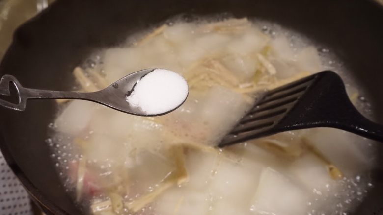 时令开胃汤,看冬瓜块状态没那么硬了，汤由清澈变成稍微浓厚一点就可以加入适量的盐调味
再开大火煮一会就好了