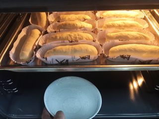 香葱芝士香肠面包（波兰种）,放入烤箱进行二发，烤箱最下层放一碗热水以增加湿度