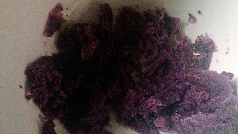紫薯火烈鸟,紫薯蒸熟压成泥（喜欢甜的可以放一点糖）搓成团备用