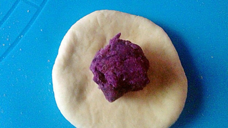 紫薯火烈鸟,取一小块剂子用手压出皮子，（皮子不要太薄，厚一点）放入紫薯团