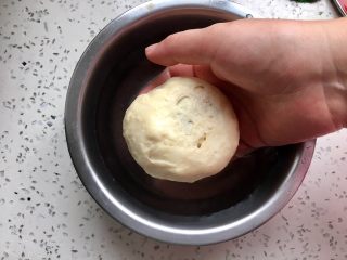 豆沙面包（油炸版）,准备一碗温水，千万不要是凉水哈！把面包团的正面沾一下水。