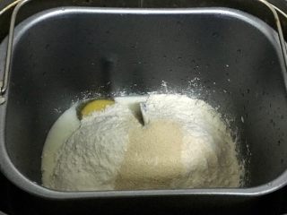 豆沙面包（油炸版）,把牛奶，鸡蛋，糖，面粉，酵母粉按顺序放入面包桶。