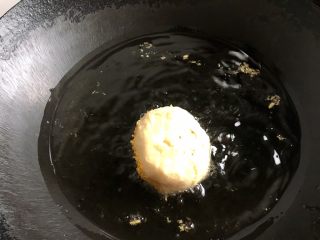豆沙面包（油炸版）,放入油锅里炸，这时温度达到自己的要求了，就开始拧小火。