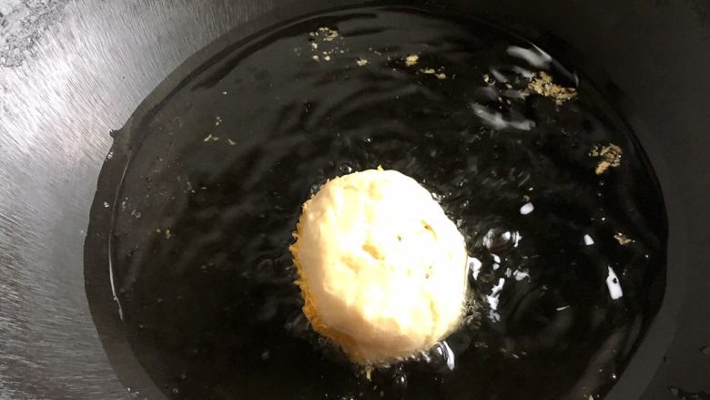 豆沙面包（油炸版）,放入油锅里炸，这时温度达到自己的要求了，就开始拧小火。