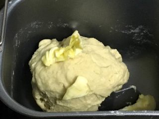 豆沙面包（油炸版）,我的一个和面程序是30分钟，进行十分钟的时候，也就是刚刚和成面团就可以，放入黄油继续和面。