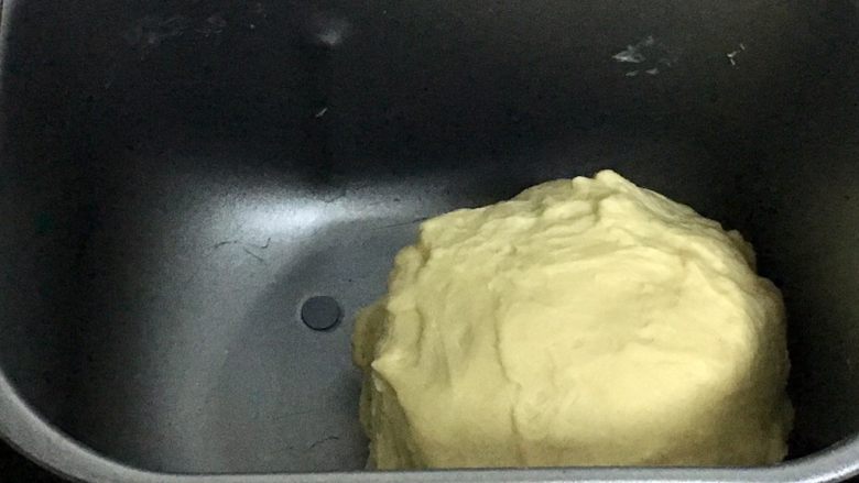 豆沙面包（油炸版）,和面程序完了，面团也很光滑了，开始发酵。
