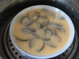 花蛤蒸蛋,盖保鲜膜冷水上锅蒸15分钟