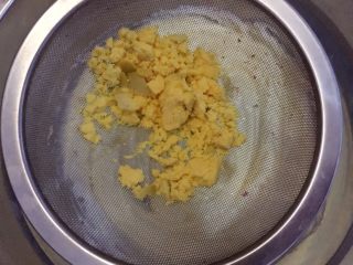 玛格丽特饼干,蛋黄碾碎过筛