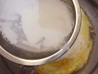 玛格丽特饼干,然后过筛玉米淀粉和面粉