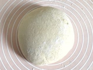麦麸葱油花卷,发酵后的面团，倒到案板上，开始揉面团吧，防止粘手需要加入干面粉，面团揉至光滑均匀