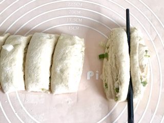 麦麸葱油花卷,取两块面团叠在一起，用筷子压下去