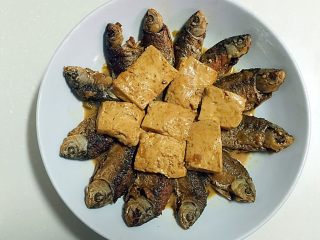 鲫鱼炖豆腐,鲫鱼和豆腐装盘。
