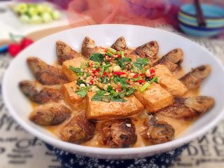 鲫鱼炖豆腐,撒上撒料后浇上汤汁即可。