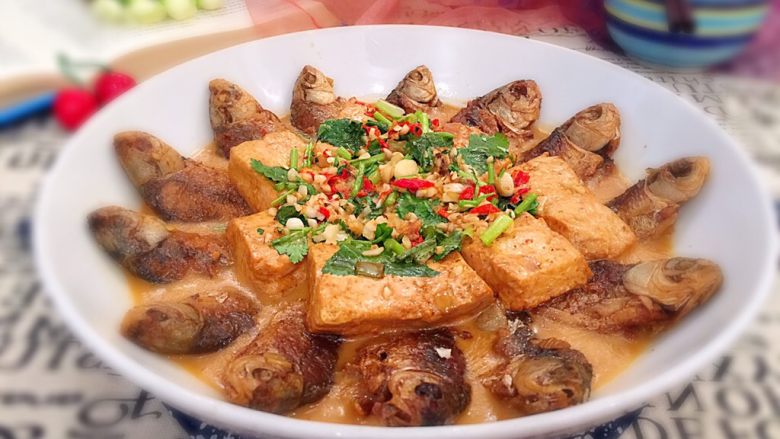 鲫鱼炖豆腐,撒上撒料后浇上汤汁即可。